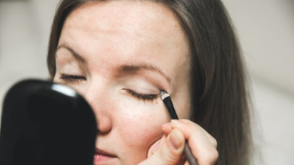 Mulai Sekarang Perempuan Harus Tahu Dandan di Depan Kaca Baca Doa Ini, Lengkap dengan Terjemahannya