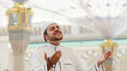 Punya Kebiasaan Merem atau Tutup Mata saat Shalat, Apakah Diperbolehkan? Buya Yahya Tegaskan Hukumnya dalam Islam Khusyuk dengan...