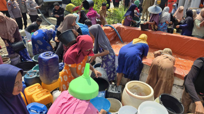 Enam Kecamatan di Lamongan Dilanda Kekeringan, Polisi BPBD Lakukan Droping Air