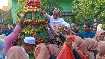 Unik, Warga Guranganyar Gresik Berebut Gunungan Buah dan Sayur Segar 'Naga Raksasa'