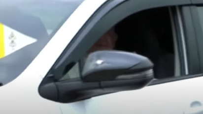 Paus Fransiskus Pakai Mobil Innova Zenix Selama Kunjungan di Indonesia, Duduk di Kursi Depan