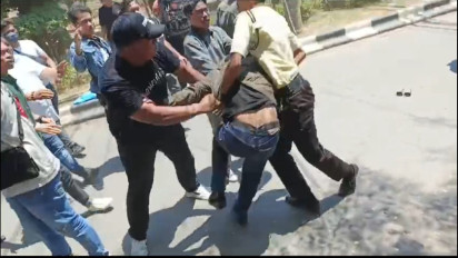 Tuntut Pencabutan Skorsing Puluhan Rekannya, Unjuk Rasa Mahasiswa UIN Alauddin Makassar Berakhir Ricuh