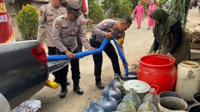 19 Desa di 9 Kecamatan Alami Kekeringan, Polres Trenggalek Droping Air Bersih untuk Warga