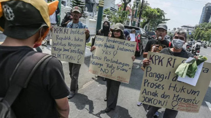 Desak KPK Usut Kasus Anak-Mantu Jokowi, Ramai-ramai Aktivis Jogja Gelar Aksi Jalan Mundur