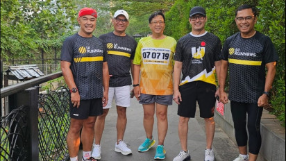 Sambut UI Half Marathon, Saleh Husin, Arief Budhy Hardono, Andre Rahadian dan Didit A Ratam Lakukan Pemanasan