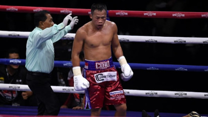 Hasil Tinju Dunia: Daud Yordan Pertahankan Sabuk Juara IBA usai Hantam Hernan Carrizo hingga KO
