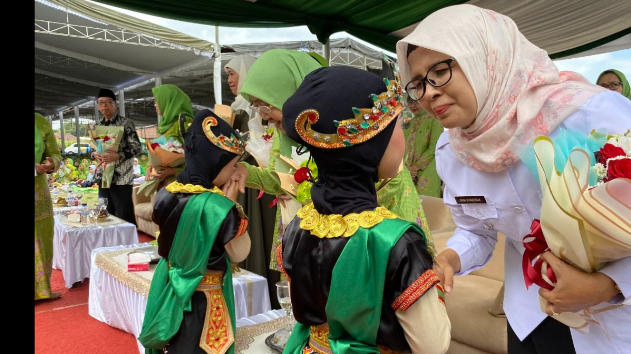 Bupati Rini Syarifah Ikuti Peresmian Gedung PC Muslimat NU Kabupaten Blitar
            - galeri foto