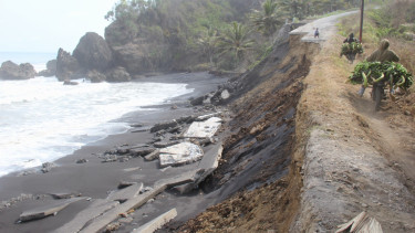 Jalur Penghubung Kecamatan Pasirian–Tempursari Amblas Akibat Abrasi Pantai Selatan Lumajang, Begini Kondisinya