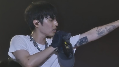 Tutup Konser dengan Car Crash, eaJ Blusukan ke Tengah Penonton