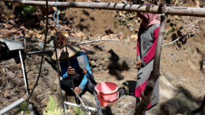 Krisis Air Melanda, Warga Ponorogo Terpaksa Menempuh Jarak 2 Kilometer untuk Mendapatkan Air Bersih