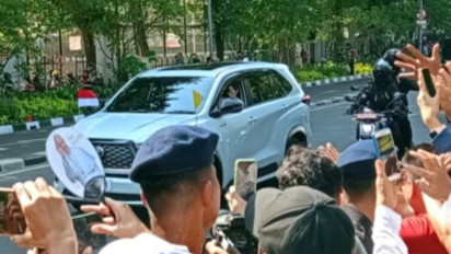 Paus Fransiskus Sapa warga yang Padati Masjid Istiqlal