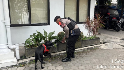 Anjing K9 Sterilkan Gedung KPU dan Bawaslu Menjelang Pilkada di Kota Malang