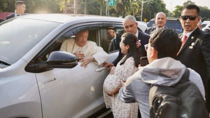 Cerita Haru Pasangan Suami Istri 'Cecilia' yang Diberkati dan Diberi Rosario oleh Paus Fransiskus: Terharu dan Bahagia