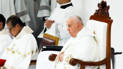 Berita Foto: Paus Fransiskus Pimpin Misa Kudus di GBK, Puluhan Ribuan Umat Katolik Khidmat Ikuti Rangkaian Ibadah