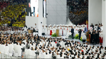 Jemaat Katolik yang Mengikuti Misa Suci Akbar Bubar Tinggalkan SUGBK