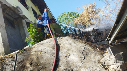 Lahan Bambu di Gulomantung Dilalap si Jago Merah, Gedung SDN 18 Gresik Nyaris Terbakar