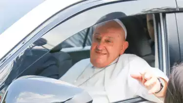 Pimpinan Umat Katolik Dunia Paus Fransiskus berangkat menuju Bandara Soekarto Hatta, Jumat (6/9/2024).