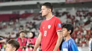 Pemain Timnas Indonesia, Justin Hubner Memasuki Lapangan Jelang Pertandingan