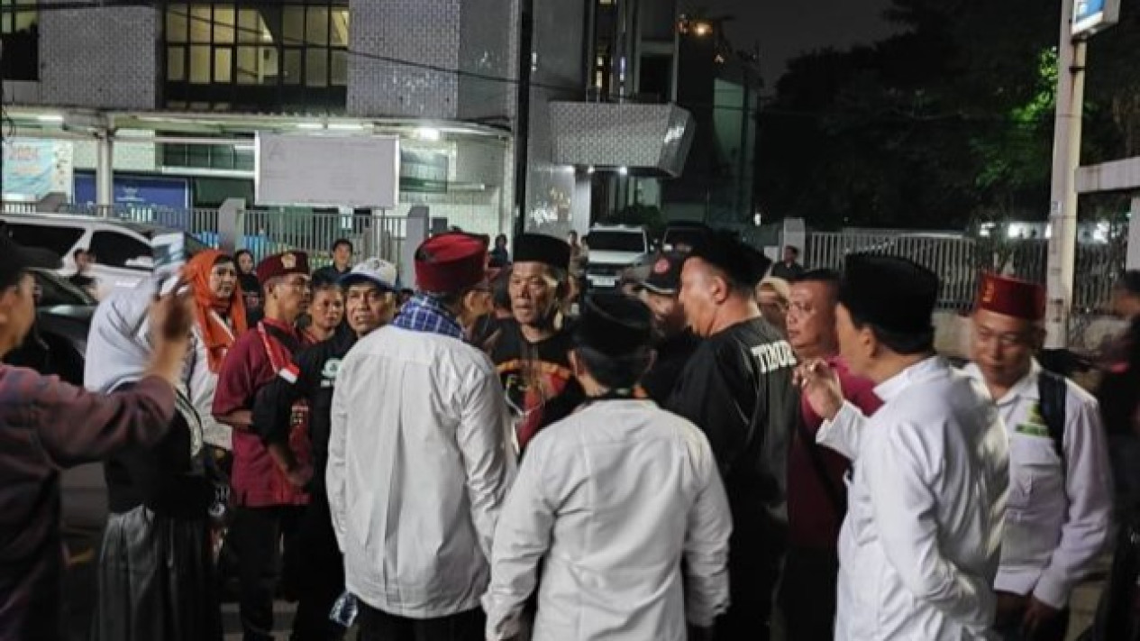 Ketika Kedatangan Ridwan Kamil di Jatinegara Diwarnai Keributan: Kenapa Masyarakat Sekitar Tidak Dihargai
            - galeri foto