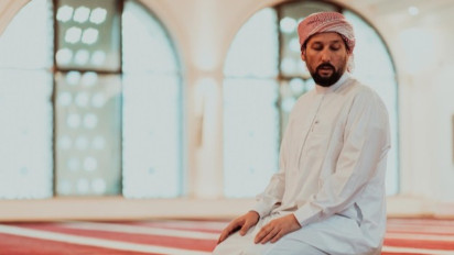 Sekarang Jadi Tahu, Sering Melihat Orang Rajin Ibadah tapi Perilaku Tidak Mencontohkan Kebaikan, Kata Ustaz Adi Hidayat Ada yang Salah...