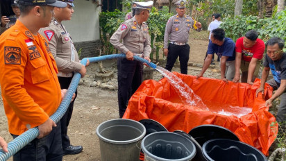 Krisis Air Bersih, Warga Trenggalek Terpaksa Beli Air Untuk Mencukupi Kebutuhan Sehari-hari