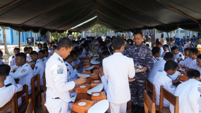 Makan Siang Bergizi Serentak Bersama TNI AL Ini Pecahkan Rekor MURI