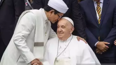 Momen Imam Besar Masjid Istiqlal Jakarta, Nasaruddin Umar mencium kening Paus Fransiskus