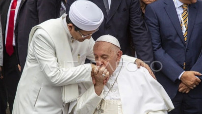 Ada Makna Tersembunyi Dibalik Saling Cium Imam Masjid Istiqlal dan Paus Fransiskus Hingga Adzan Maghrib Diganti Running Text
