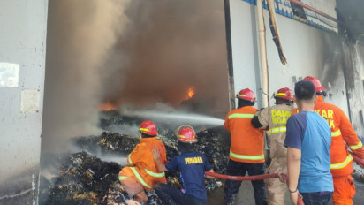 Gudang Pabrik Sepatu di Nganjuk Terbakar, Diduga Akibat Korsleting Listrik