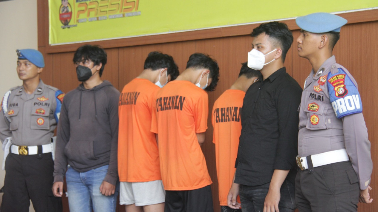 Polisi Tangkap Dua Pelaku Tawuran di Sawah Besar yang Menewaskan Satu Remaja, Ya Ampun Motifnya...
            - galeri foto