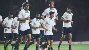 Sejumlah pesepak bola Timnas Australia melakukan pemanasan