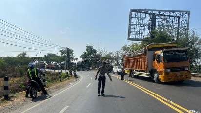 Kecelakaan Karambol Lima Kendaraan di Gresik, Empat Korban Luka hingga Terpental ke Parit