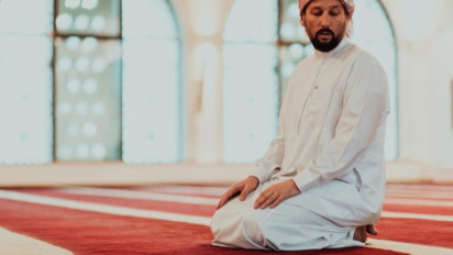 Bahaya Menunda Waktu Shalat dan Lupa Jumlah Rakaat, Kata Ustaz Adi Hidayat Bisa Jadi Anda Sedang di Kuasai Suatu Hal...