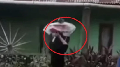 Video Detik-Detik Gadis Penjual Gorengan di Padang Pariaman Tertangkap Kamera Sebelum Tewas Beredar, Ikhtiar Tawarkan Dagangan ke Warga: Tahu Isi, Bakwan...