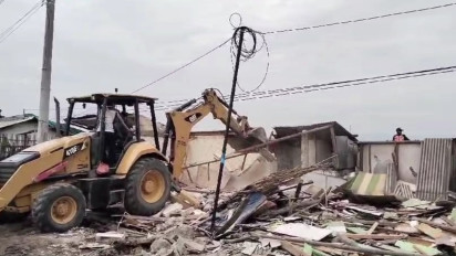 Jadi Lokasi Prostitusi, 14 Bangunan Liar Pinggir Rel Kereta Api di Losari Brebes Dibongkar