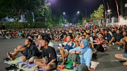 Sekda Nurul Azizah Ikut Nglesoh Nobar Timnas Indonesia Vs Australia di Jalan