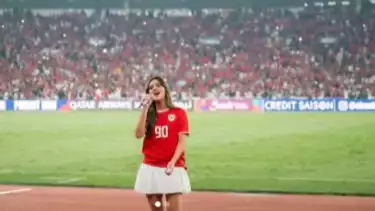 Foto penyanyi Raisa saat tampil dalam rangkaian pertandingan Timnas Indonesia vs Australia di SUGBK, Selasa (10/9).