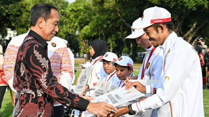 Presiden Jokowi Serahkan Bonus ke 14 Atlet Peraih Medali Paralimpiade Paris 2024