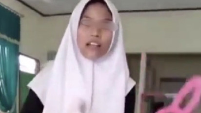 Video Gadis Penjual Gorengan di Padang Pariaman saat Berlatih Bahasa Inggris di Sekolahnya Viral, Publik Berharap Pelaku Segera Ditangkap: Al Fatihah