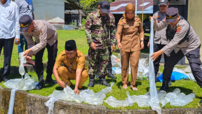 500 Liter Miras Tradisional Jenis Sopi Hasil Sitaan Dari Bus Dimusnahkan