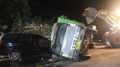Truk Sarat Muatan Tebu Terguling Timpa Mobil Minibus di Lumajang, Polisi: Diduga Akibat Kelalaian Sopir Truk