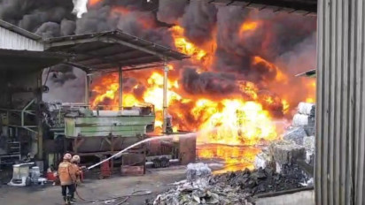 Pabrik Plastik di Kedamean Terbakar Hebat, Timbulkan Gumpalan Asap Tebal Hitamkan Langit Gresik