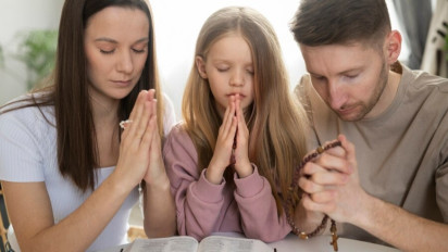 Jangan Biarkan Perkataan Orang Melemahkanmu! Renungan Harian dan Doa Malam untuk Menguatkan Iman dan Semangat di Hadapan Tuhan