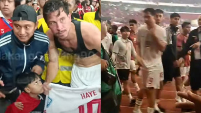 Momen Heroik Thom Haye Lepas Jersey dan Foto Bareng Balita Fans Timnas Indonesia Banjir Pujian, Netizen: Mimpi apa semalam Adek