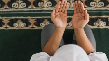 Selain Usai Shalat, Ternyata Ada Waktu Berdoa yang Pengabulannya Lebih Cepat, Kata Ustaz Adi Hidayat akan Terjawab Kalau...