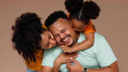 Ayah Jangan Berlebihan, Buya Yahya Ingatkan Perilaku Peluk dan Cium Anak Perempuan Diperbolehkan Asalkan...