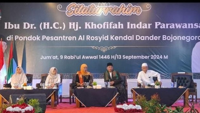 Kolosal Tari Samam dan Kipas Santri Ponpes Al-Rosyid Bojonegoro Bikin Khofifah Indar Parawansa Kagum 