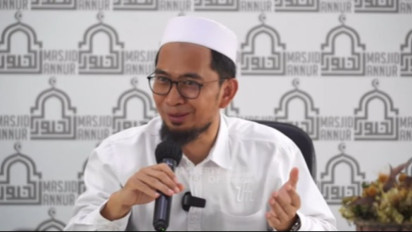 Ketika Shalat Tiba-tiba Terasa Mau Kentut, Apakah Harus Buang Angin atau Tetap Ditahan? Ternyata Ustaz Adi Hidayat Bilang...