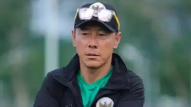 Pelatih Timnas Indonesia, Shin Tae-yong memimpin sesi latihan