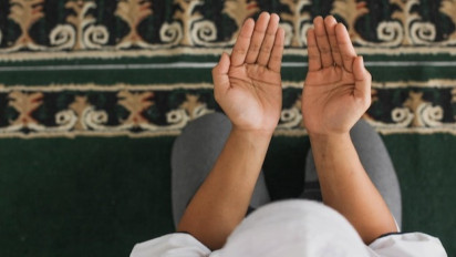 Tafsir Surah An-Nisa Ayat 136, Perintah untuk Beriman kepada Allah SWT dan Rasulullah SAW